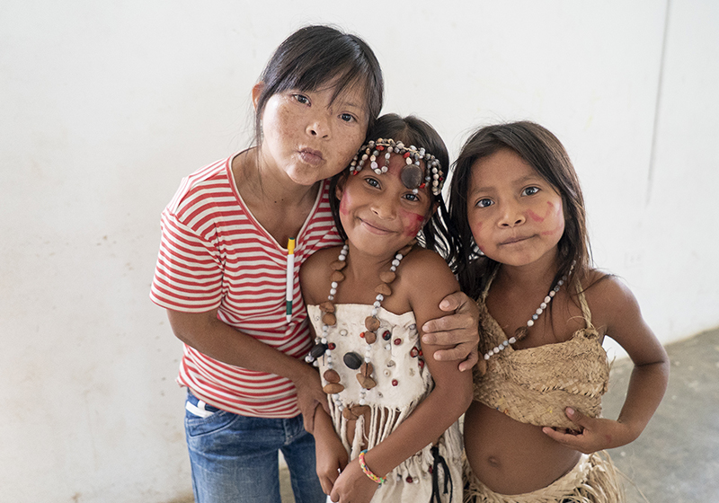 Tres niñas y un abrazo